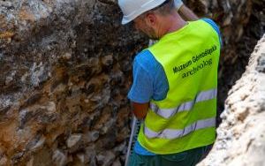 Dom wójta, łaźnia a może mur dawnego kościoła? Tajemnicze odkrycie na pl. Klasztornym (5)