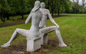 Plenerowa rzeźba Dwoje w Parku Amendy (2)