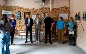 Wolontariusze ze Stanów Zjednoczonych remontują mieszkania w kamienicy przy ul. Piekarskiej (5)