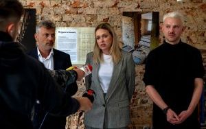Wolontariusze ze Stanów Zjednoczonych remontują mieszkania w kamienicy przy ul. Piekarskiej (6)