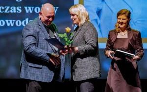 Tomasz Fiałkowski ze statuetką Anioła Wolontariatu (10)
