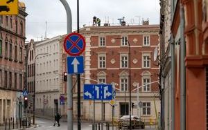 Montaż neonu na dachu kamienicy przy ul. Piłsudskiego 50 (2)