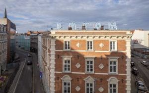 Montaż neonu na dachu kamienicy przy ul. Piłsudskiego 50 (1)