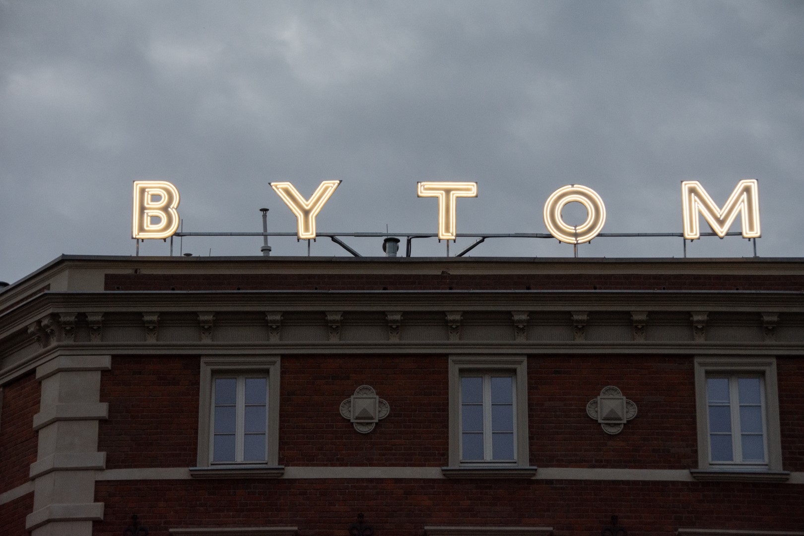 Historyczny neon z hali dworca PKP w Bytomiu znowu świeci Historyczny neon z hali dworca PKP w Bytomiu znowu świeci