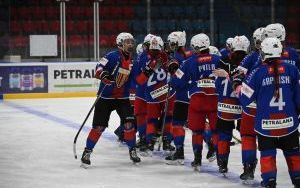 Efektowna wygrana hokeistek (1)