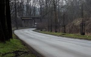 Przebudowa ul. Frycza Modrzewskiego nie jest zagrożona, jednak ze względu na rozszerzenie jej zakresu o przebudowę układu drogowego ul. Frycza Modrzewskiego, konieczne jest uzyskanie zamiennej decyzji ZRiD (3)