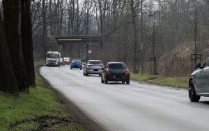 Przebudowa ul. Frycza Modrzewskiego nie jest zagrożona, jednak ze względu na rozszerzenie jej zakresu o przebudowę układu drogowego ul. Frycza Modrzewskiego, konieczne jest uzyskanie zamiennej decyzji ZRiD (5)
