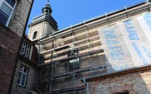 Co kryje się pod tynkiem na elewacji kościoła pw. św. Wojciecha? (6)