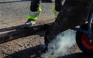 Ruszają remonty nawierzchni jezdni asfaltem lanym (6)