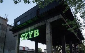 Historyczny neon z napisem SZYB oświetlił Bolfo Loft (1)