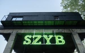 Historyczny neon z napisem SZYB oświetlił Bolfo Loft (2)
