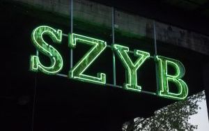 Historyczny neon z napisem SZYB oświetlił Bolfo Loft (3)