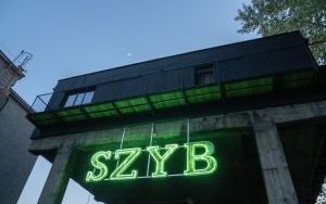 Historyczny neon z napisem SZYB oświetlił Bolfo Loft (4)