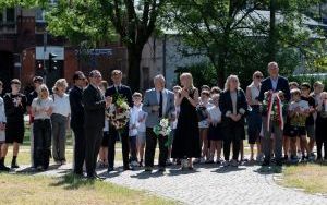 Nasadzenie jednego z osiemdziesięciu dębów odbyło się na terenie Szkoły Podstawowej nr 33 w Bytomiu-Miechowicach (1)