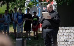 Nasadzenie jednego z osiemdziesięciu dębów odbyło się na terenie Szkoły Podstawowej nr 33 w Bytomiu-Miechowicach (2)