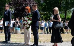 Nasadzenie jednego z osiemdziesięciu dębów odbyło się na terenie Szkoły Podstawowej nr 33 w Bytomiu-Miechowicach (6)