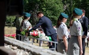 Nasadzenie jednego z osiemdziesięciu dębów odbyło się na terenie Szkoły Podstawowej nr 33 w Bytomiu-Miechowicach (7)