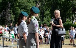 Nasadzenie jednego z osiemdziesięciu dębów odbyło się na terenie Szkoły Podstawowej nr 33 w Bytomiu-Miechowicach (8)
