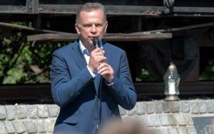 Nasadzenie jednego z osiemdziesięciu dębów odbyło się na terenie Szkoły Podstawowej nr 33 w Bytomiu-Miechowicach (10)