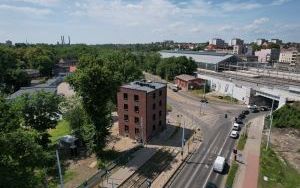 Nowa elewacja nieużytkowanego budynku zaplecza technicznego Bytomskich Wodociągów odsłonięta (4)