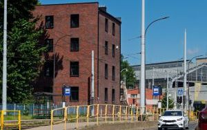 Nowa elewacja nieużytkowanego budynku zaplecza technicznego Bytomskich Wodociągów odsłonięta (1)