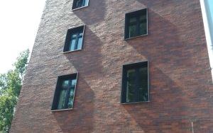 Nowa elewacja nieużytkowanego budynku zaplecza technicznego Bytomskich Wodociągów odsłonięta (3)