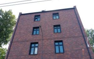Nowa elewacja nieużytkowanego budynku zaplecza technicznego Bytomskich Wodociągów odsłonięta (5)