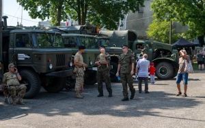 Odwiedź podziemny schron i zobacz zabytkowe pojazdy (6)