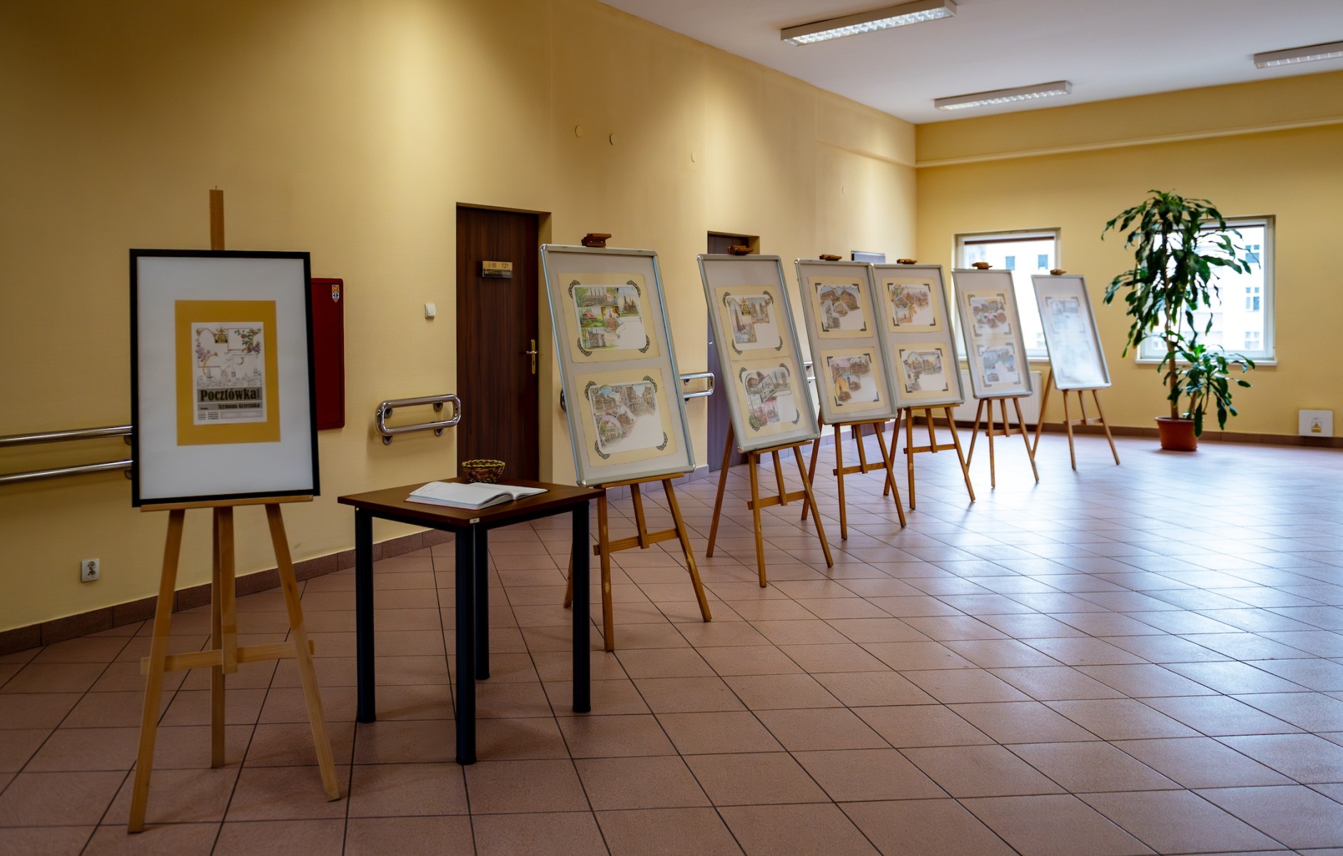 Stare pocztówki, nowe pejzaże. Wystawa Szymona Grzesiaka w Miejskiej Bibliotece Publicznej Stare pocztówki, nowe pejzaże. Wystawa Szymona Grzesiaka w Miejskiej Bibliotece Publicznej