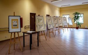 Stare pocztówki, nowe pejzaże. Wystawa Szymona Grzesiaka w Miejskiej Bibliotece Publicznej (1)