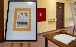 Stare pocztówki, nowe pejzaże. Wystawa Szymona Grzesiaka w Miejskiej Bibliotece Publicznej (2)