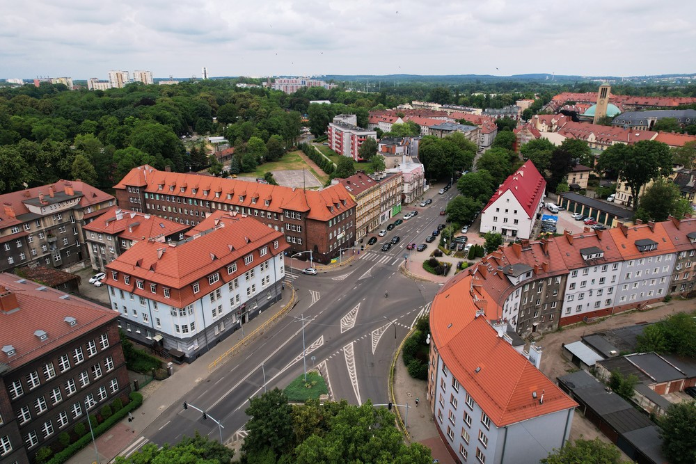 Zdjęcie ulicy Strzelców Bytomskich w rejonie skrzyżowania z ul. Chrzanowskiego