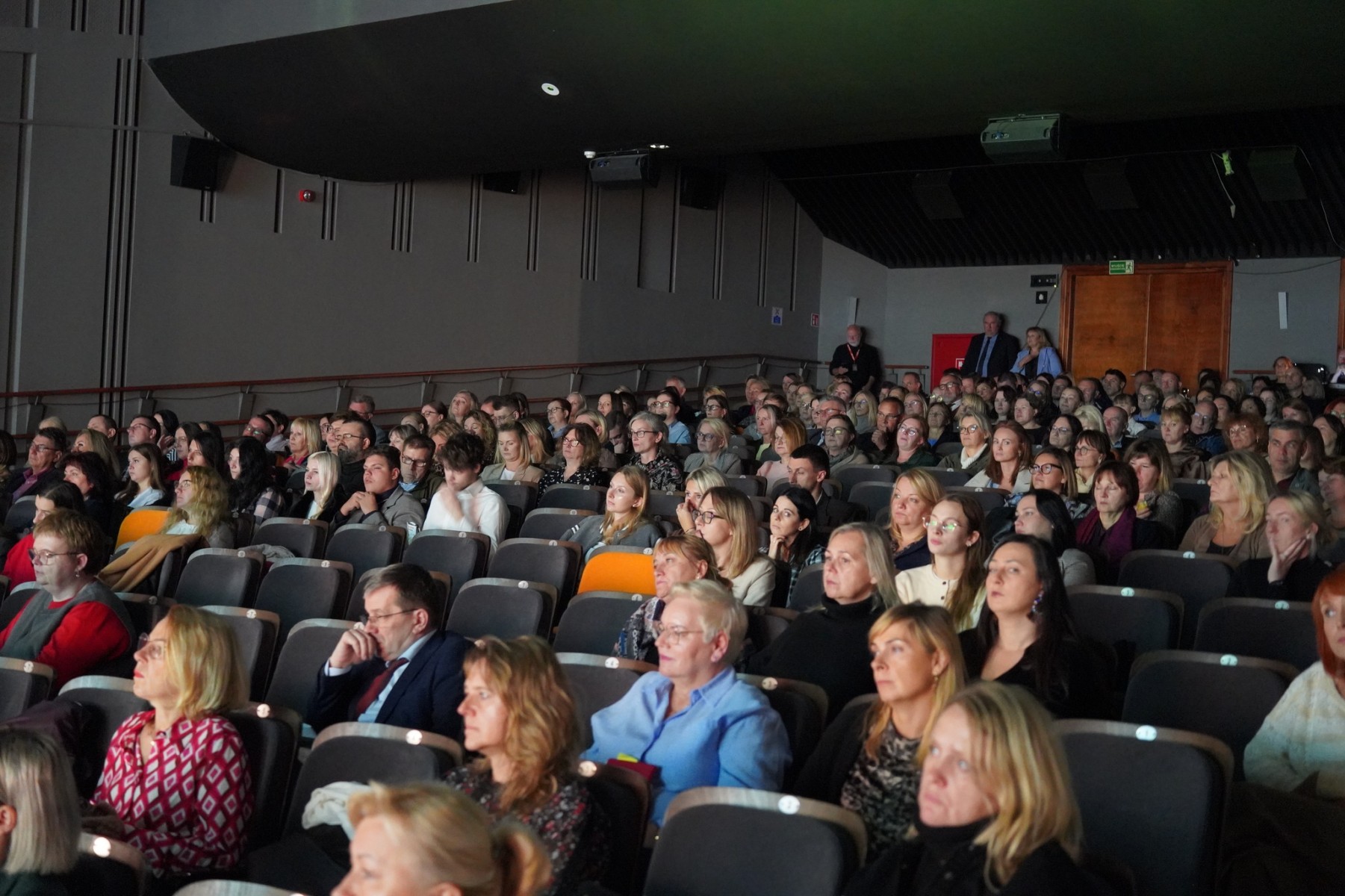 W Bytomskim Centrum Kultury zainaugurowano programu profilaktyki społecznej „Weź nie hejtuj” W Bytomskim Centrum Kultury zainaugurowano programu profilaktyki społecznej „Weź nie hejtuj” - na zdjęciu uczestnicy konferencji
