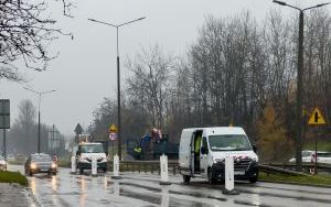 Rozpoczęła się wymiana słupów oświetleniowych na al. Jana Pawła II (1)
