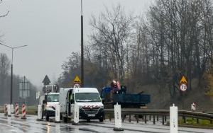 Rozpoczęła się wymiana słupów oświetleniowych na al. Jana Pawła II (2)