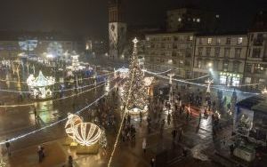 Trwa Bytomski Jarmark Świąteczny. Na Rynku wiele atrakcji, stragany oraz świąteczna atmosfera (2)