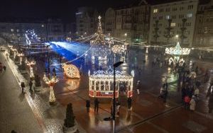 Trwa Bytomski Jarmark Świąteczny. Na Rynku wiele atrakcji, stragany oraz świąteczna atmosfera (1)