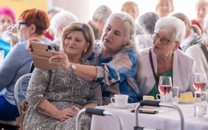Prezydent z kwiatami u seniorek zrzeszonych w Oddziale Rejonowym Polskiego Związku Emerytów, Rencistów i Inwalidów w Bytomiu (4)