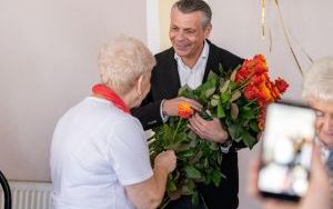 Prezydent z kwiatami u seniorek zrzeszonych w Oddziale Rejonowym Polskiego Związku Emerytów, Rencistów i Inwalidów w Bytomiu (10)
