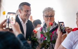 Prezydent z kwiatami u seniorek zrzeszonych w Oddziale Rejonowym Polskiego Związku Emerytów, Rencistów i Inwalidów w Bytomiu (11)