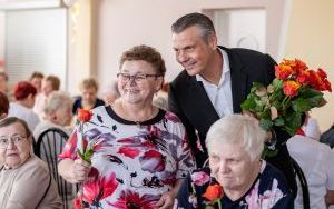 Prezydent z kwiatami u seniorek zrzeszonych w Oddziale Rejonowym Polskiego Związku Emerytów, Rencistów i Inwalidów w Bytomiu (12)