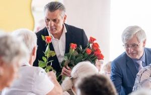 Prezydent z kwiatami u seniorek zrzeszonych w Oddziale Rejonowym Polskiego Związku Emerytów, Rencistów i Inwalidów w Bytomiu (13)