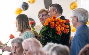 Prezydent z kwiatami u seniorek zrzeszonych w Oddziale Rejonowym Polskiego Związku Emerytów, Rencistów i Inwalidów w Bytomiu (16)