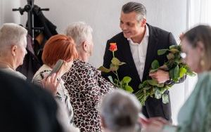 Prezydent z kwiatami u seniorek zrzeszonych w Oddziale Rejonowym Polskiego Związku Emerytów, Rencistów i Inwalidów w Bytomiu (17)