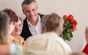 Prezydent z kwiatami u seniorek zrzeszonych w Oddziale Rejonowym Polskiego Związku Emerytów, Rencistów i Inwalidów w Bytomiu (18)