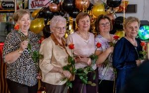 Prezydent z kwiatami u seniorek zrzeszonych w Oddziale Rejonowym Polskiego Związku Emerytów, Rencistów i Inwalidów w Bytomiu (4)