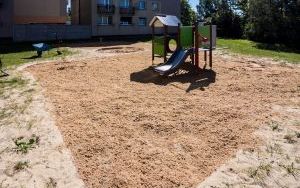 Trwa wymiana piasku na placach zabaw (1)