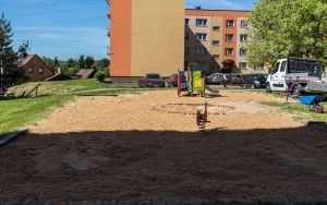 Trwa wymiana piasku na placach zabaw (2)