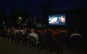 Plenerowy seans filmowy w Suchej Górze (2)