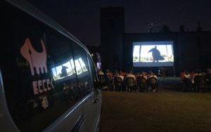 Plenerowy seans filmowy w Suchej Górze (3)